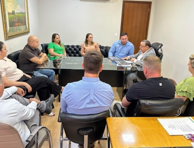 Comitiva de Mercedes reúne-se com deputados em busca de recursos para educação, saúde e infraestrutura